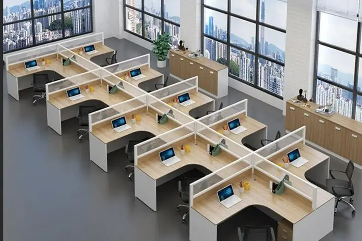 Oficina diseñada en Bogotá con distribución de puestos de trabajo y áreas comunes