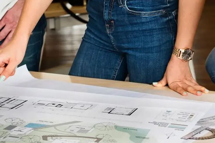 Arquitecto tomando medidas para el levantamiento de planos de una construcción existente en Cali
