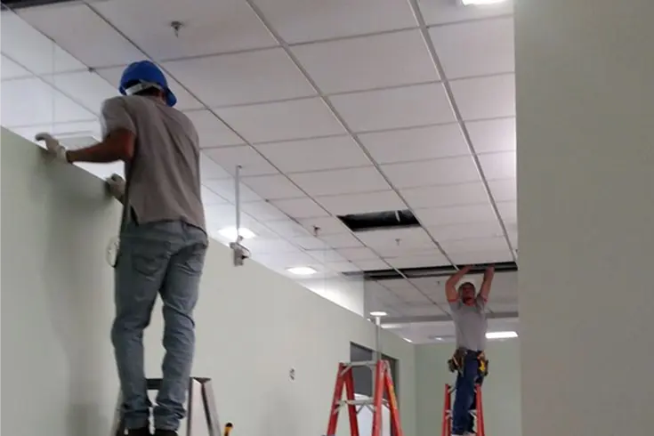 Técnico realizando mantenimiento locativo en una instalación de Cali