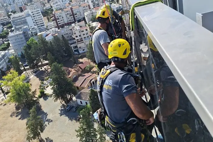 Trabajador con equipo de protección para labores en alturas en una obra de Cali